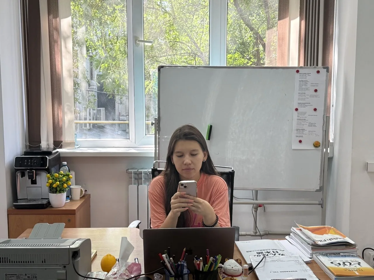 Преподаватель ROMANATA Academy за работой в аудитории — Алматы, бизнес-центр RD