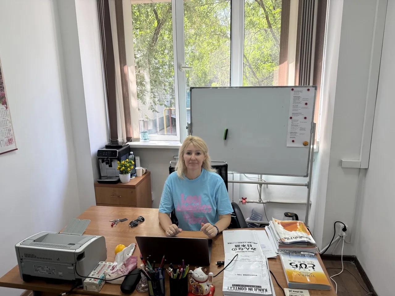 Преподаватель ROMANATA Academy на рабочем месте — офис школы в Алматы